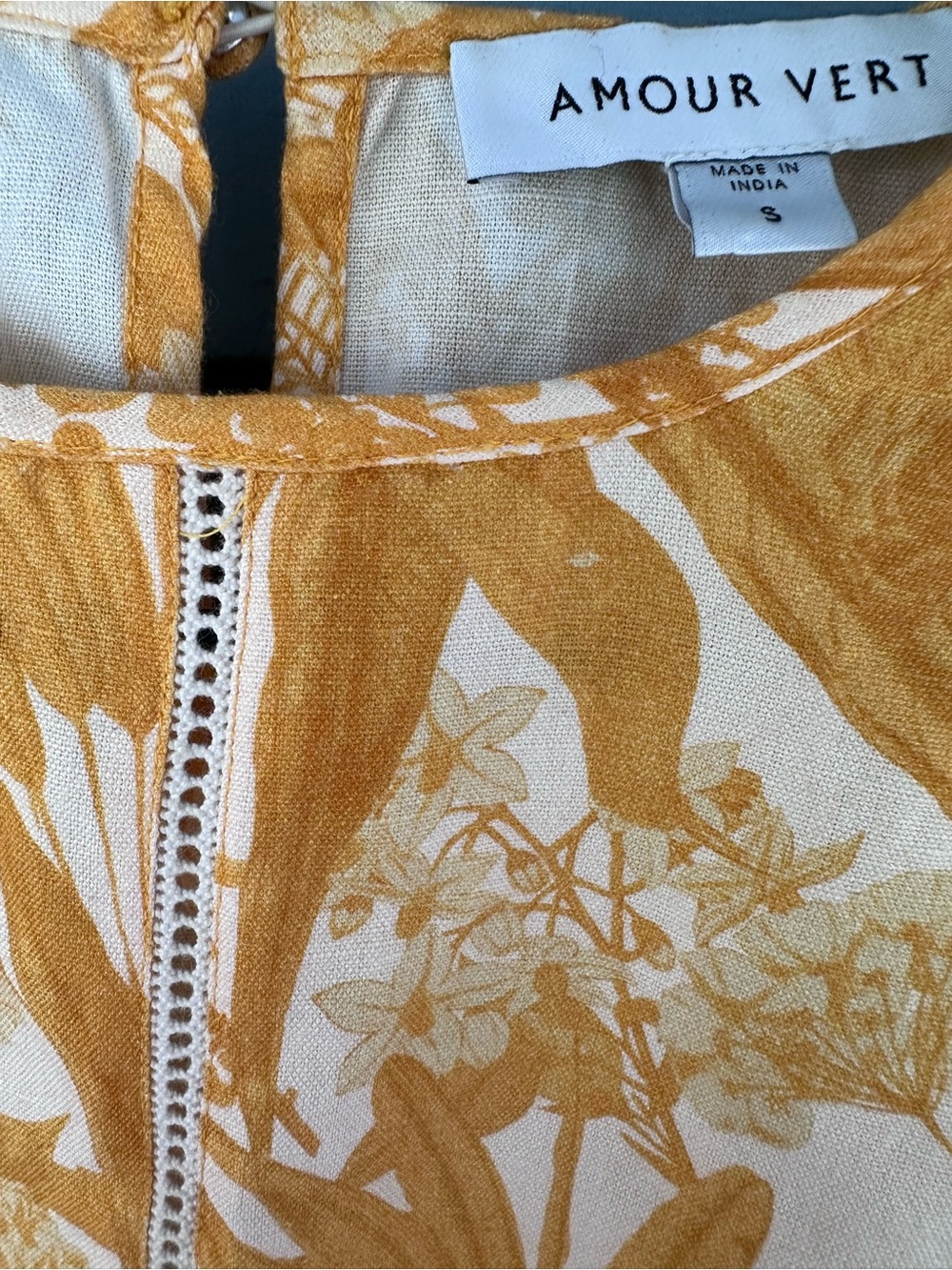 Amour Vert Cropped Blouse With Tropical Leaf Print and Puff Sleeves - Picture 3 of 6